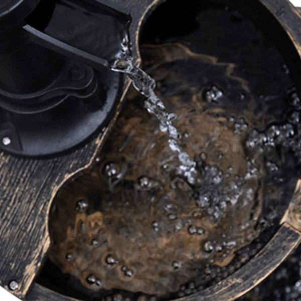 Kaskadenbrunnen mit Handwasserpumpe
