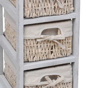 Weißes Holz-Schränkchen mit Flechtkörben