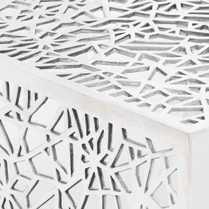 Silberner Couchtisch mit geometrischem Muster