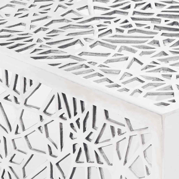 Silberner Couchtisch mit geometrischem Muster