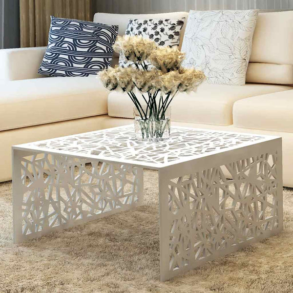 Silberner Couchtisch mit geometrischem Muster