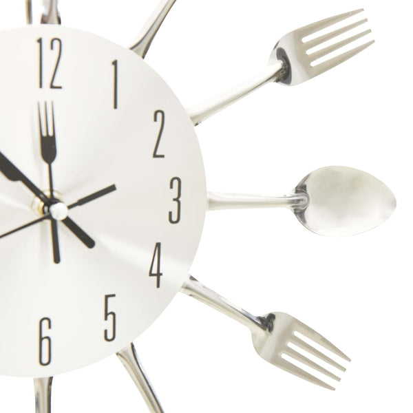 Silberne Wanduhr mit Besteck-Design