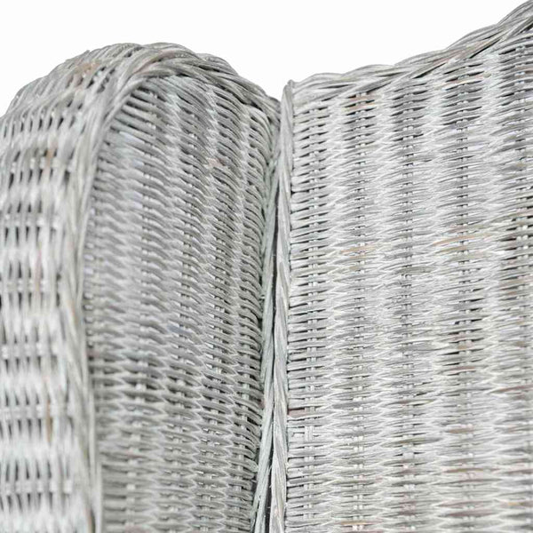 Grauer Rattan Sessel mit Leinenkissen