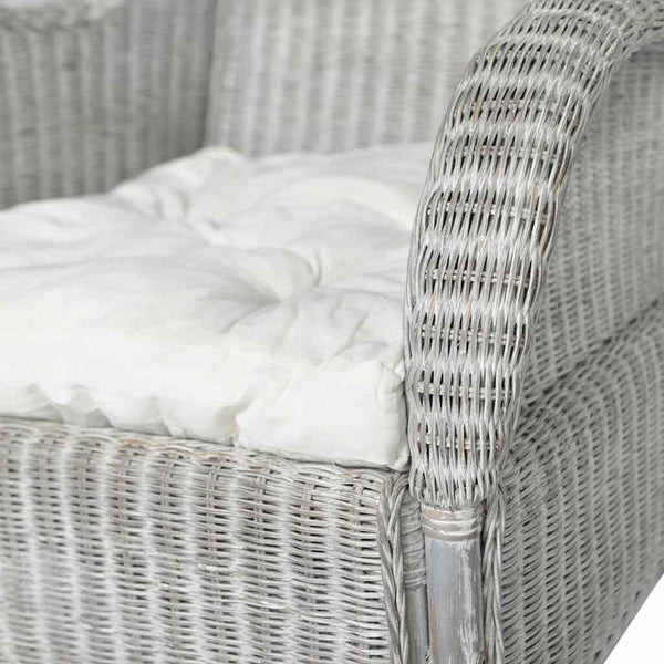 Grauer Rattan Sessel mit Leinenkissen