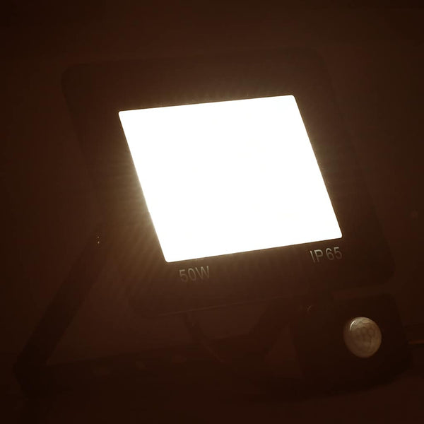 vidaXL LED Floodlight with Sensor 50W Warm White