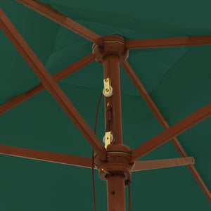Grüner Sonnenschirm mit Holzmast