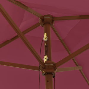 Bordeauxroter Sonnenschirm mit Holzmast