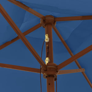 Azurblauer Sonnenschirm mit Holzmast