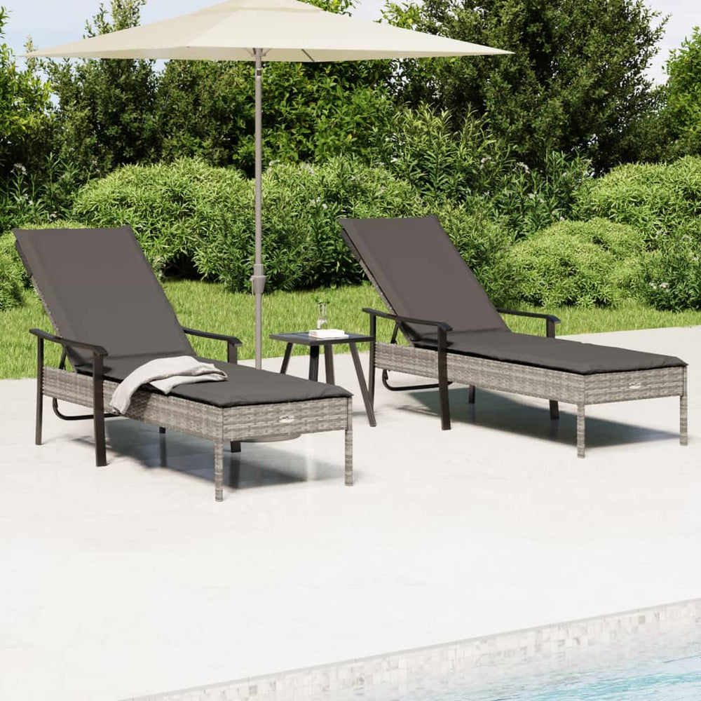 vidaXL Bains de soleil 2 pcs avec table et coussins Résine tressée Gris