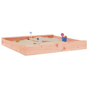 Quadratischer Sandkasten mit Sitzen