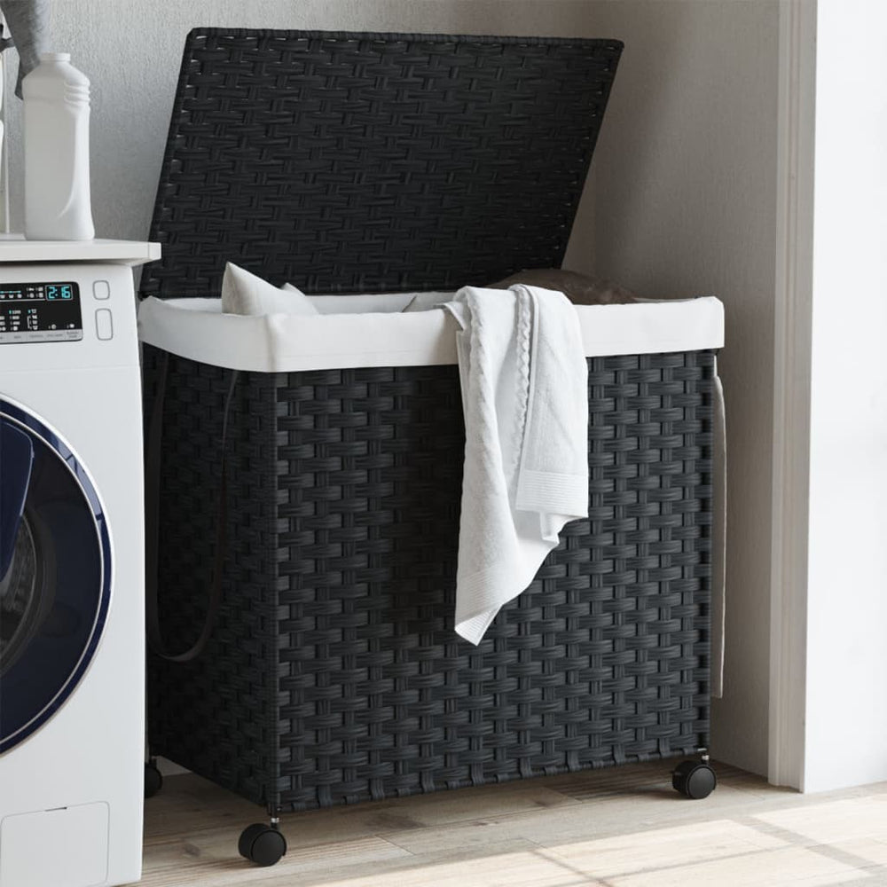 Schwarzer Rattan-Wäschekorb mit Rollen