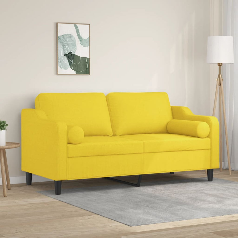 Hellgelbes 2-Sitzer Sofa mit Zierkissen