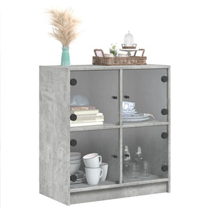 Betongrauer Beistellschrank mit Glastüren
