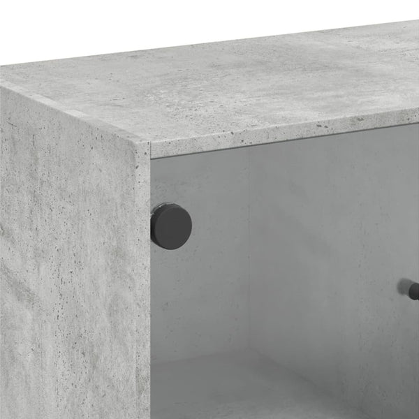 Betongrauer Beistellschrank mit Glastüren