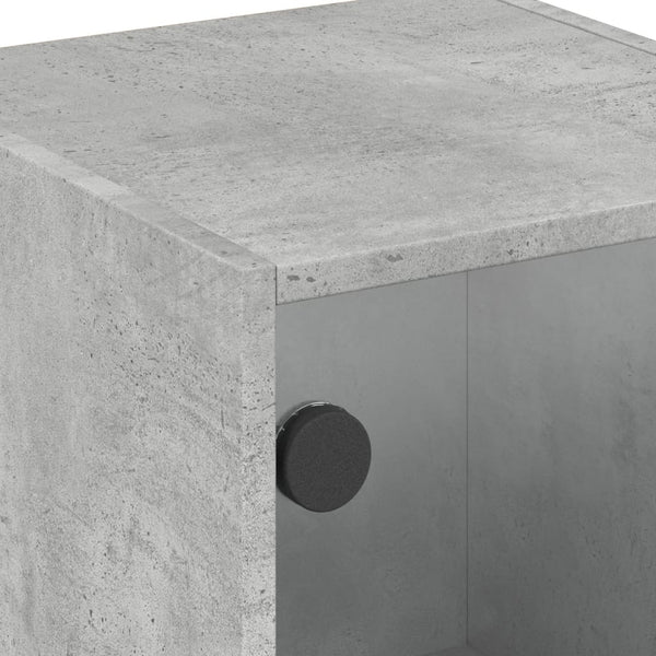 Betongrauer Beistellschrank mit Glastüren