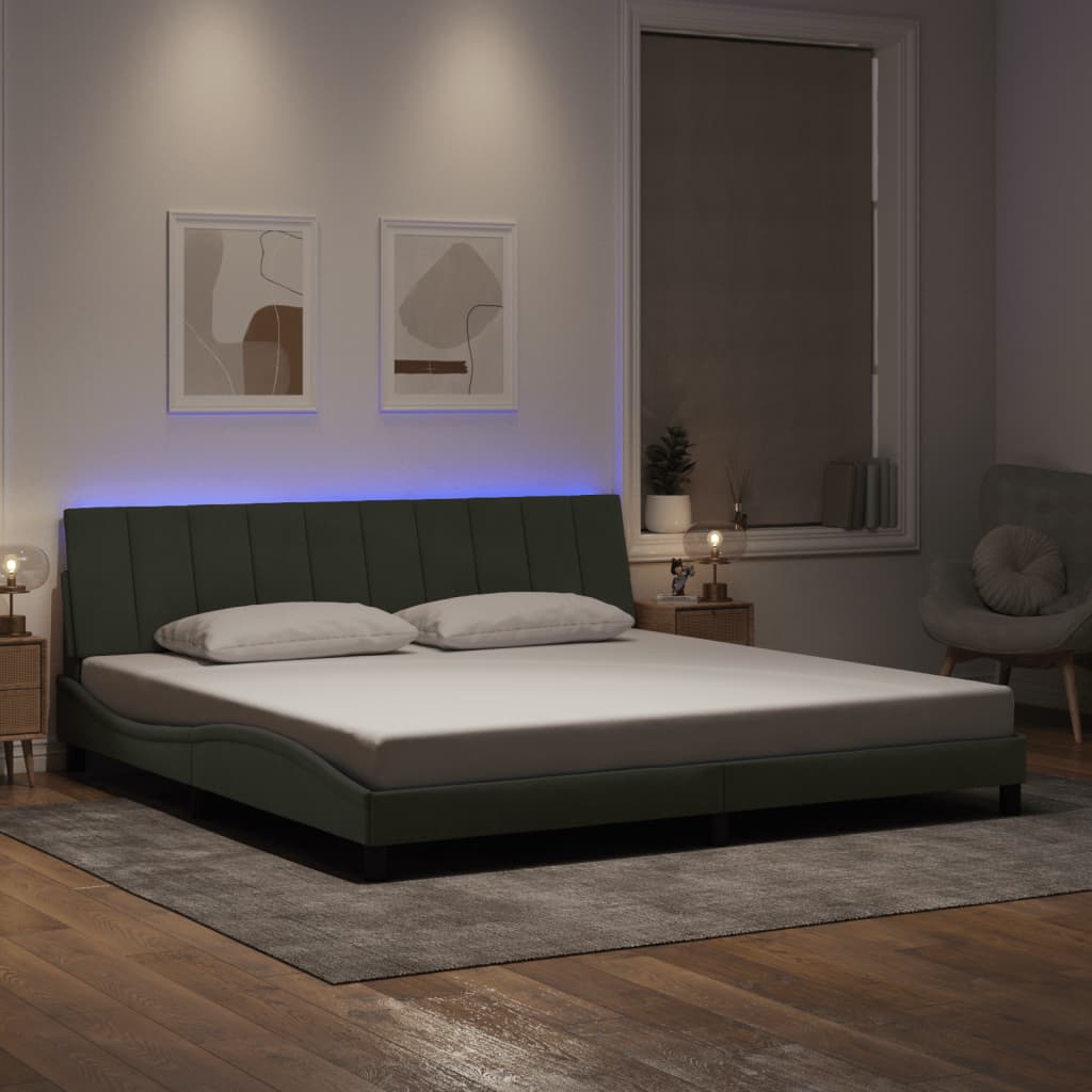Bettgestell mit LED Hellgrau Samt 200x200 cm
