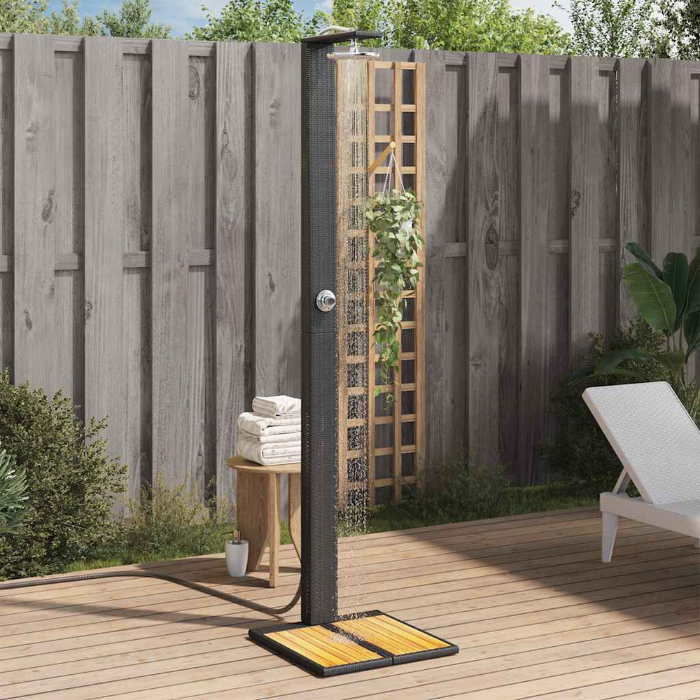 Schwarze Gartendusche mit Poly Rattan & Akazienholz