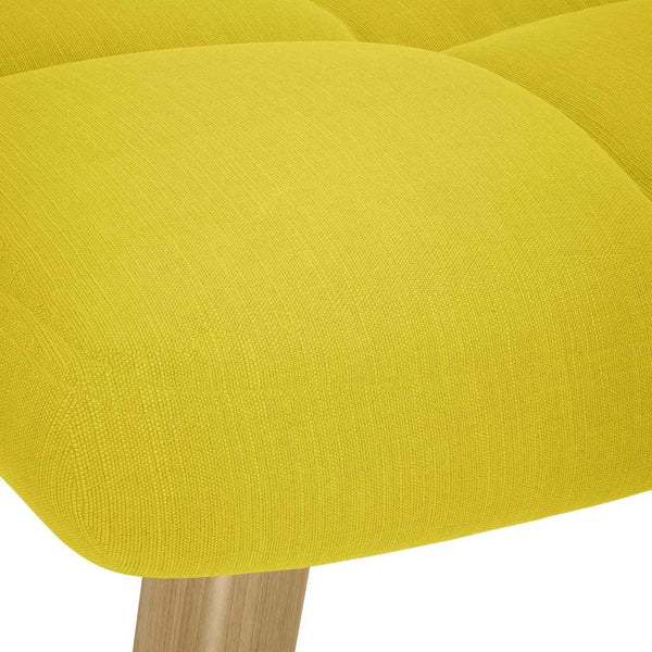 Gelber Relaxsessel mit Hocker