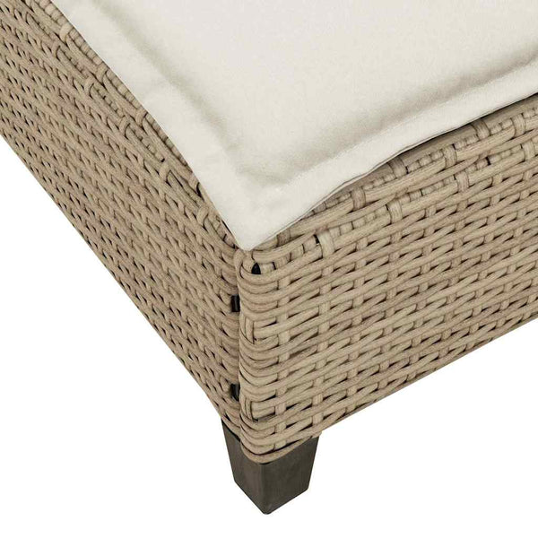 Beige Sonnenliege mit Auflagen