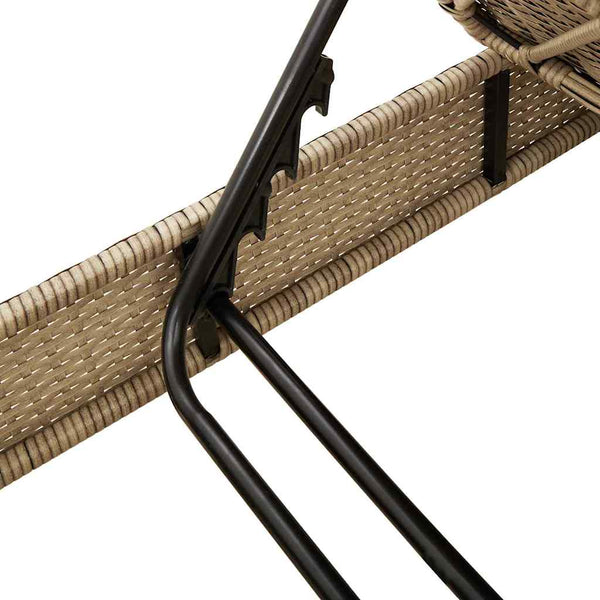 Beige Sonnenliege mit Auflagen