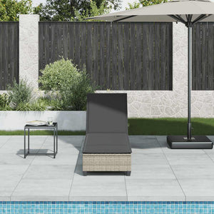 Hellgraue Poly Rattan Sonnenliege mit Auflagen