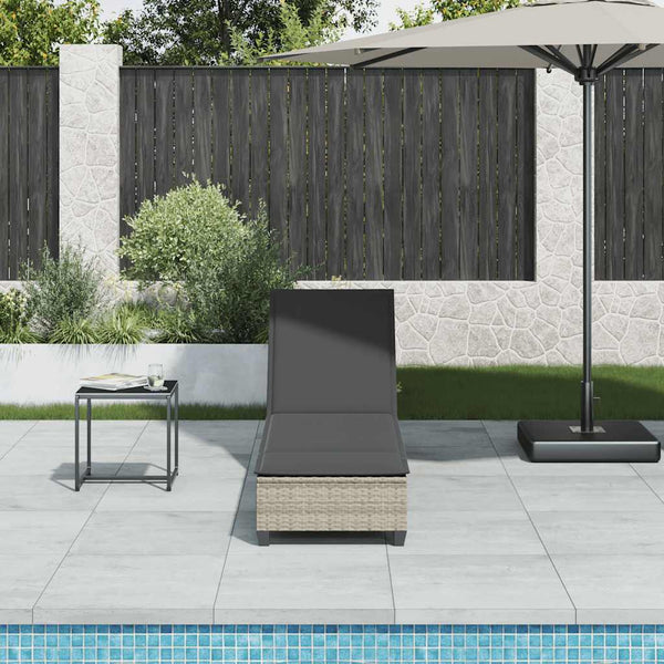Hellgraue Poly Rattan Sonnenliege mit Auflagen