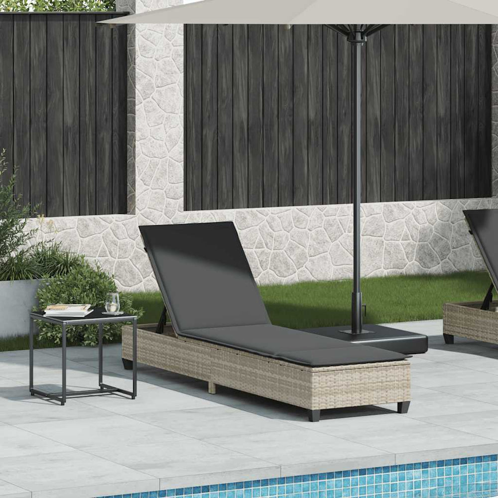 Hellgraue Poly Rattan Sonnenliege mit Auflagen