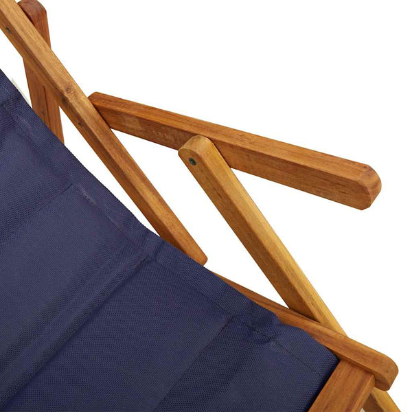 Blauer Klappstuhl mit Armlehnen