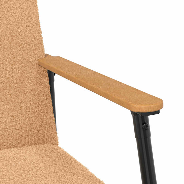 Beiger Sessel mit lockigem Stoff