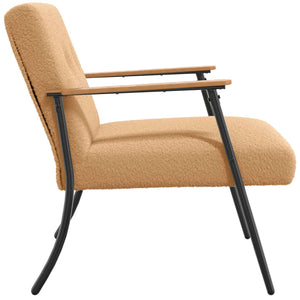 Beiger Sessel mit lockigem Stoff