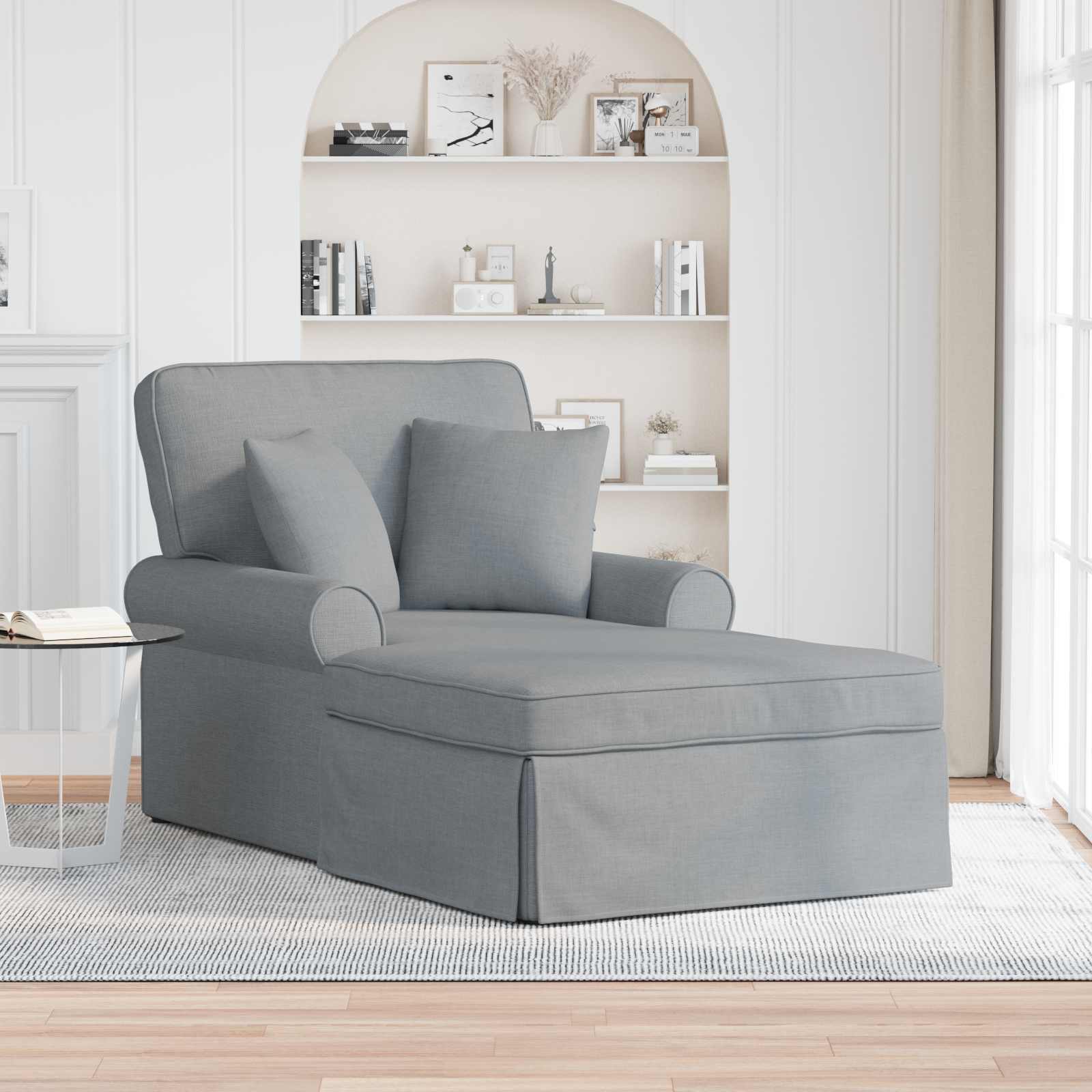 Hellgraue Chaiselongue mit Kissen