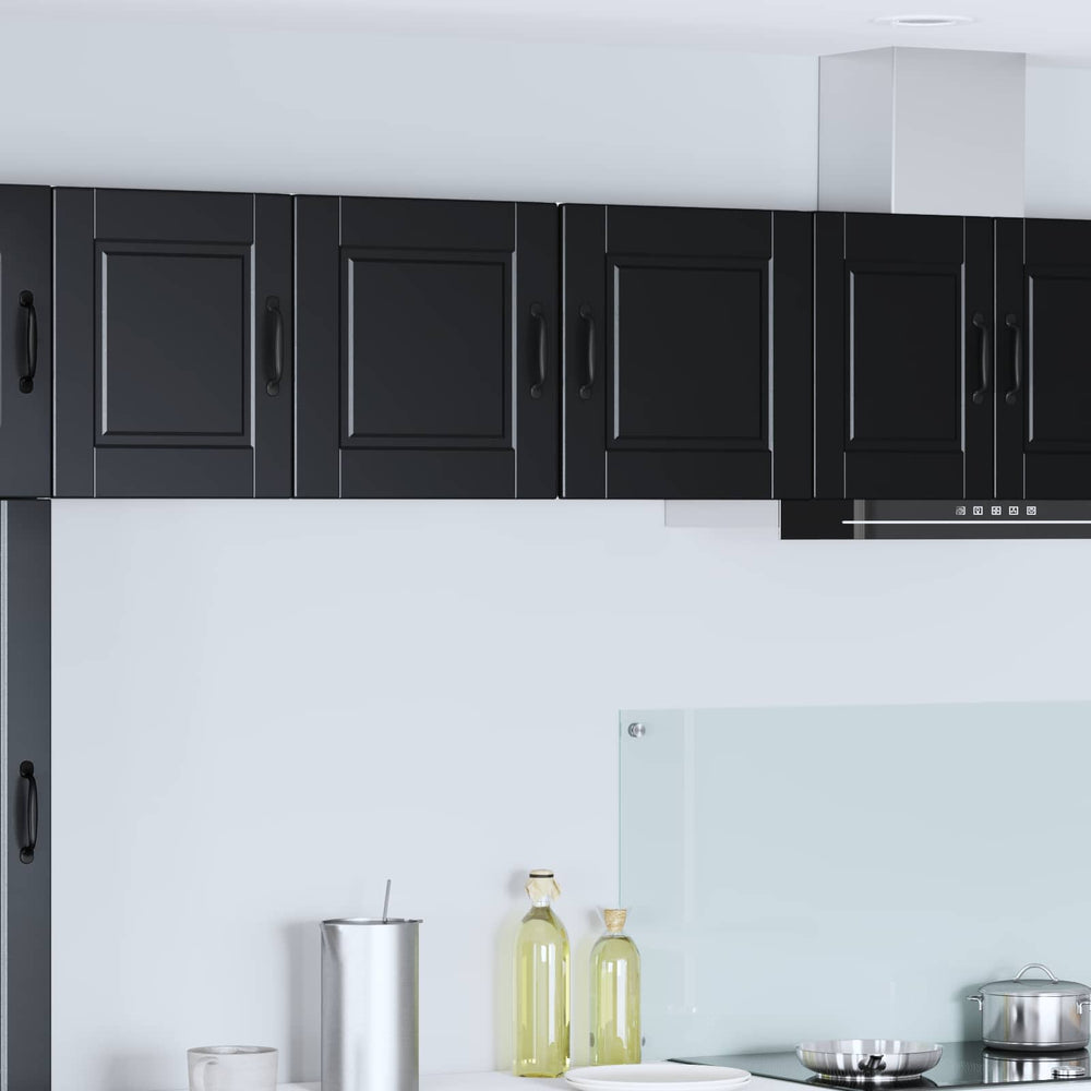 Schwarzer Küchenschrank mit Regal
