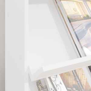 Weißes Magazinregal mit Ablagen