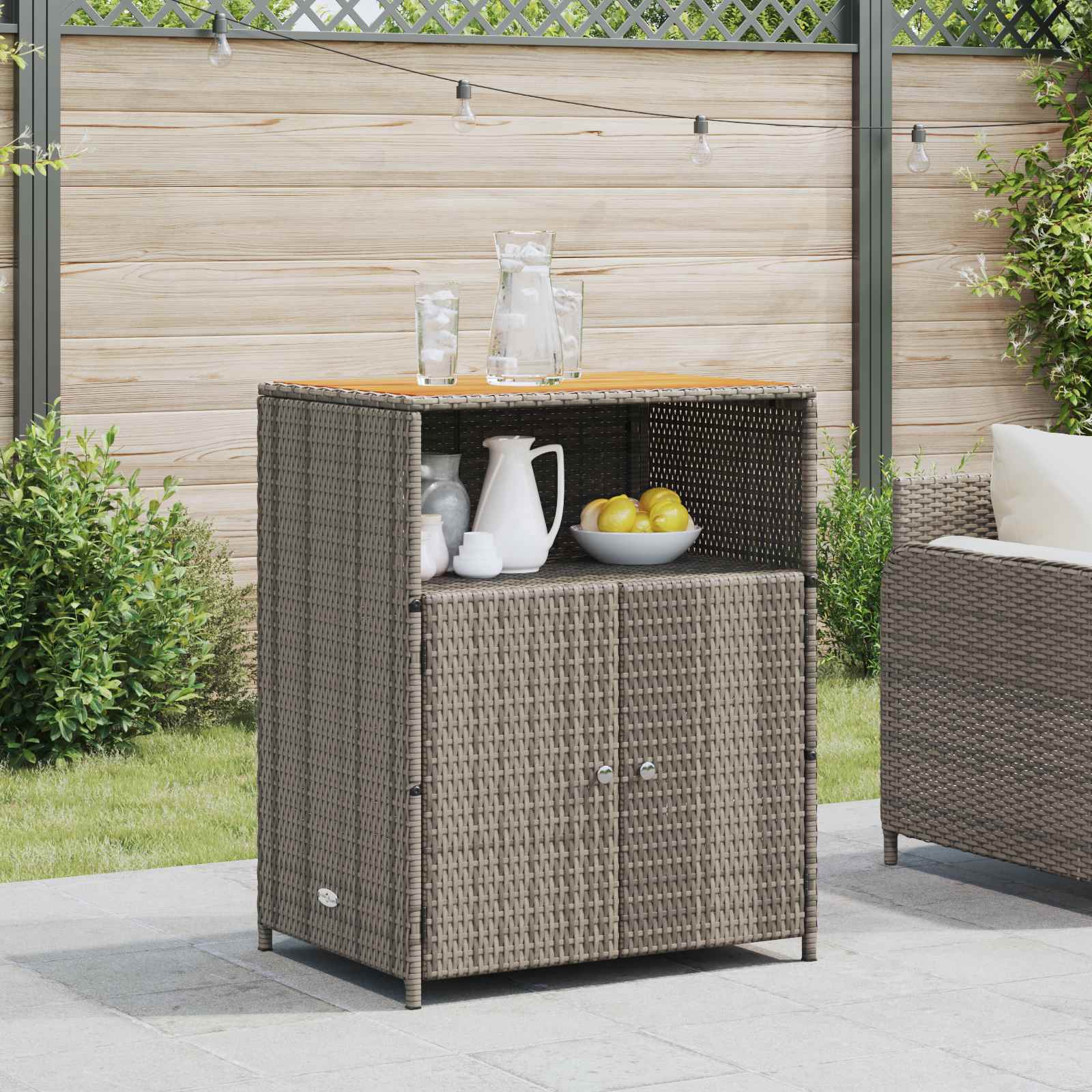 Grauer Rattan Schrank mit Tür
