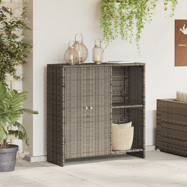 Grauer Rattanschrank mit Regal